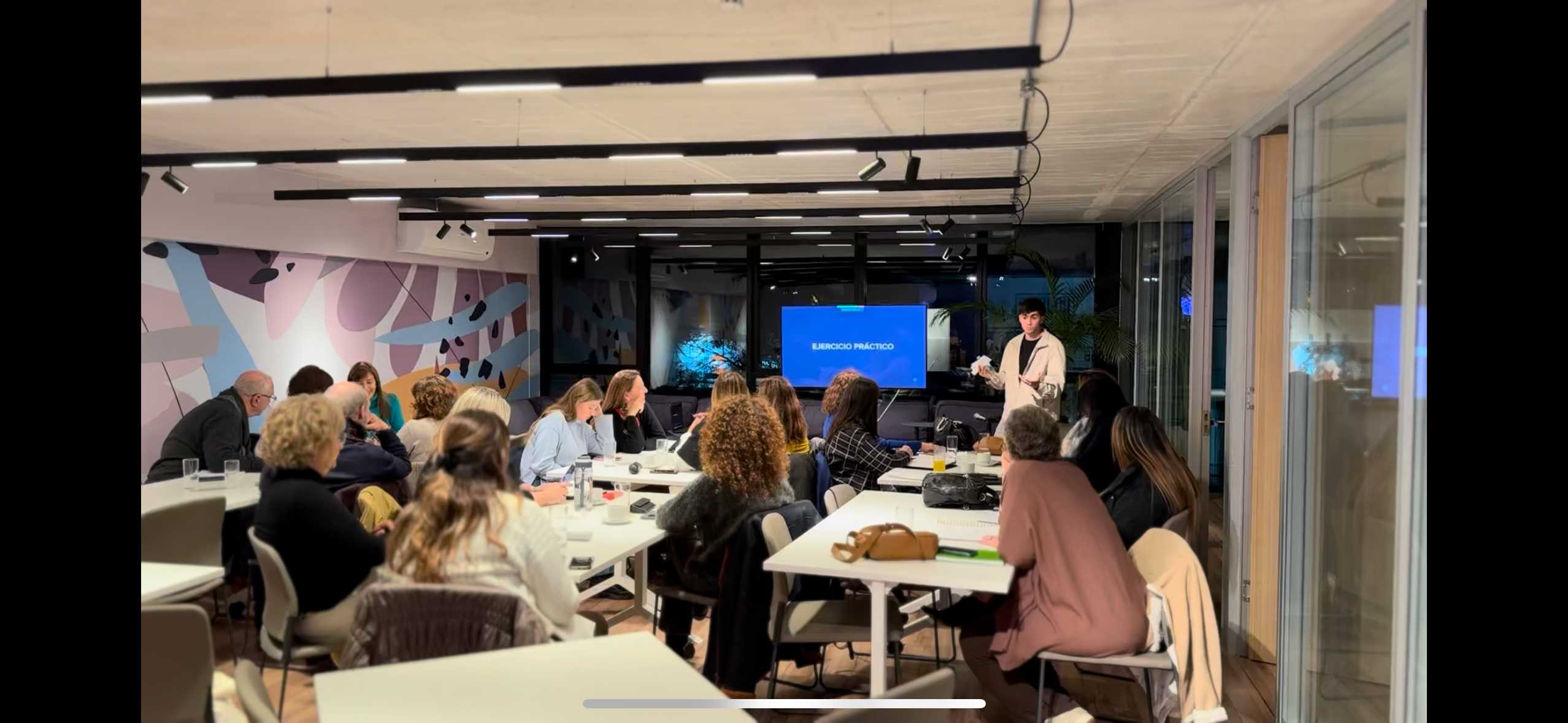 Taller de IA en espacio moderno con participantes aprendiendo