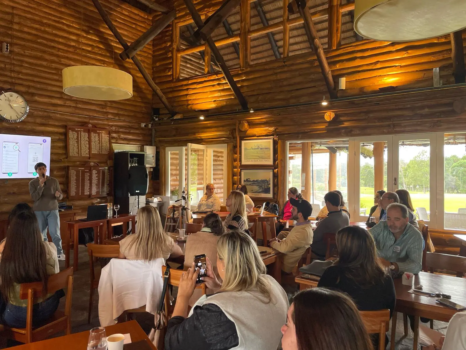 Sesión de capacitación en espacio rústico con participantes